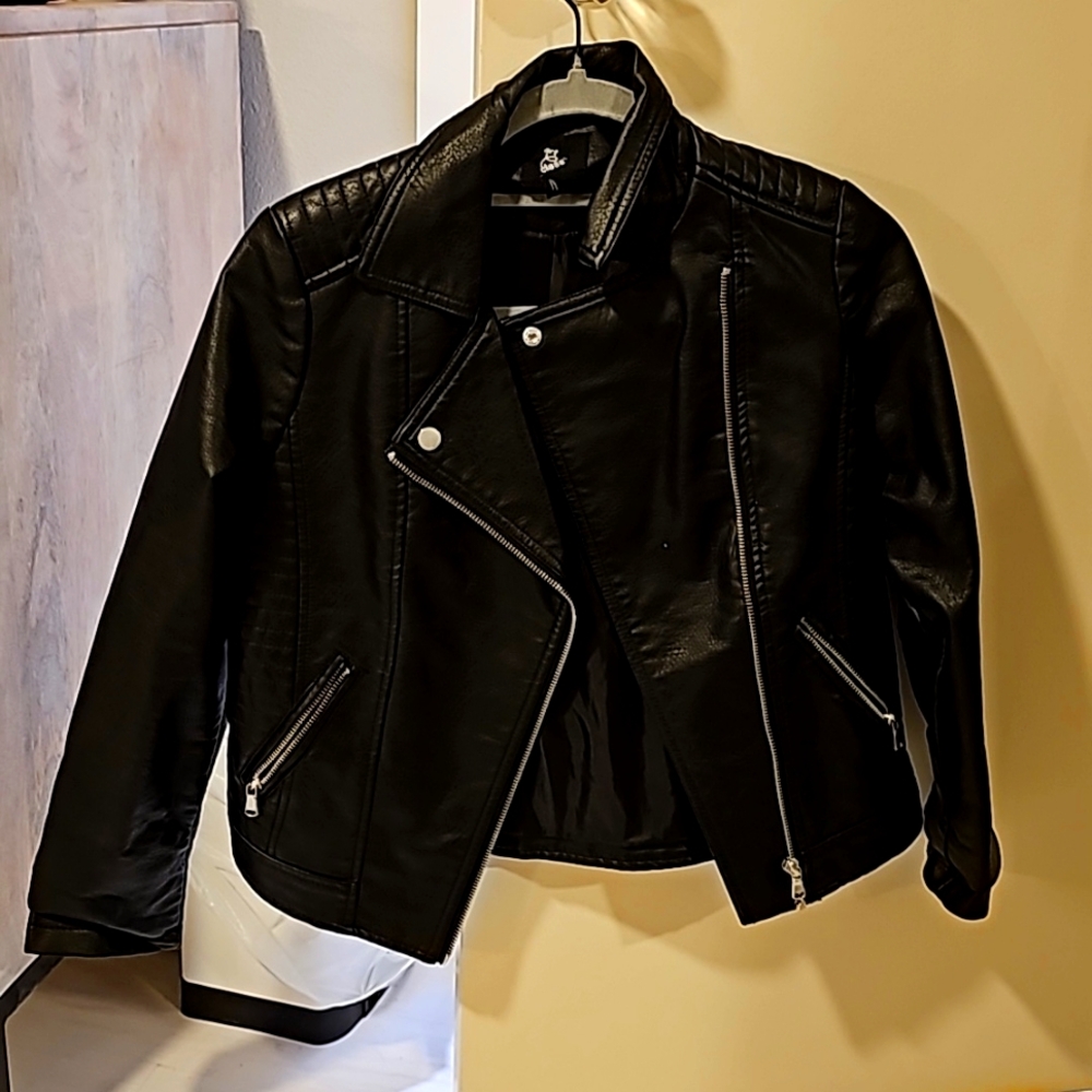 BLACK VEGAN LEATHER MOTORCYCLE JACKET.